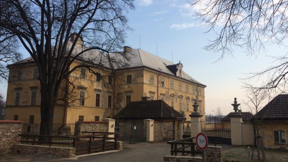 Na zámku ve Zdechovicích byl jeden z táborů Pomocných technických praporů a od roku 1968 zámek obsadila sovětská vojska