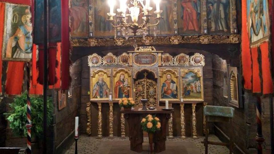 Uvnitř dřevěného kostelíka v Dobříkově