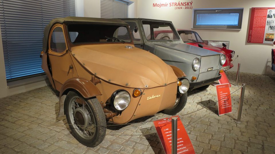 V popředí nejpopulárnější typ Velorexu s motorem Jawa 350, rok výroby 1969. Maximální rychlost 85 km v hodině