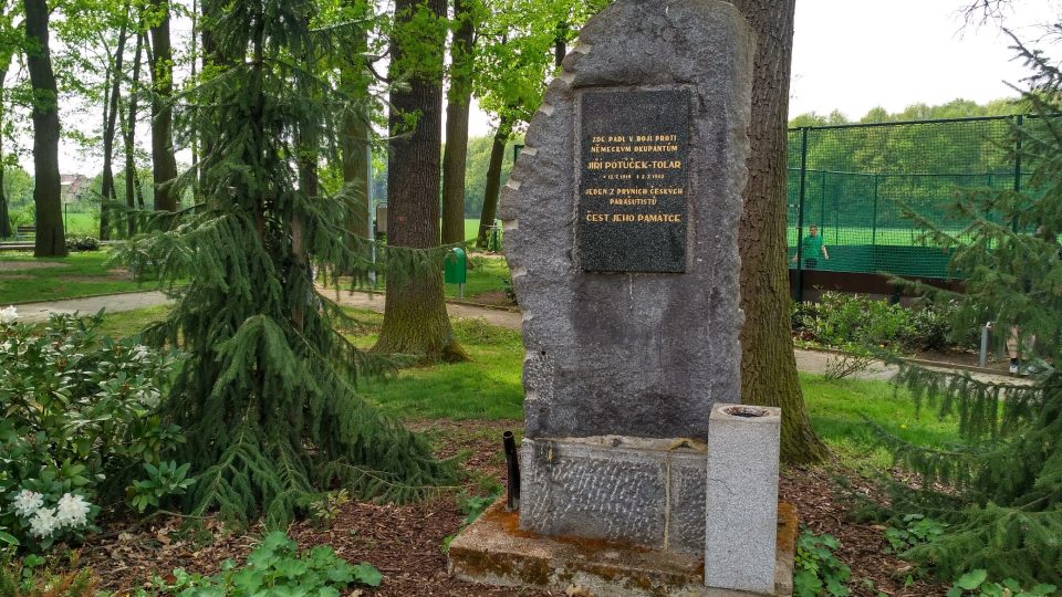 V lesoparku v Trnové stojí pomník Jiřímu Potůčkovi