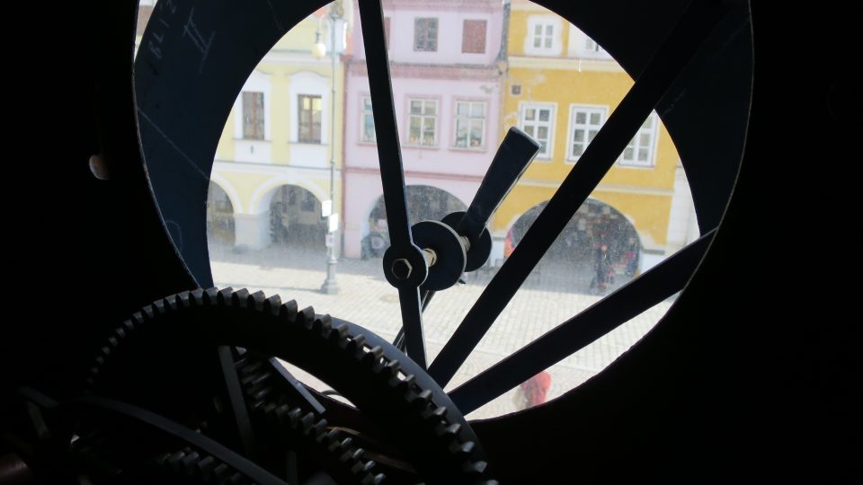 Pohled na Smetanovo náměstí přes mechanismus orloje
