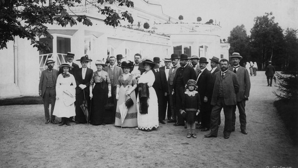 Lázeňští hosté před pavilonem Gočár, okolo roku 1915