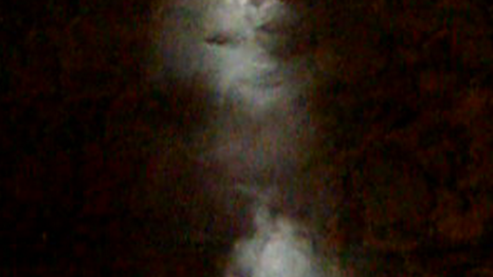 Mlha z podzemí rudoltického Zámečku ozářená sluncem z okna vytváří tajemné obrazce
