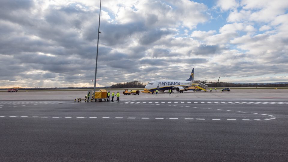 Letadlo Ryanair čeká na letišti v Pardubicích na cestující