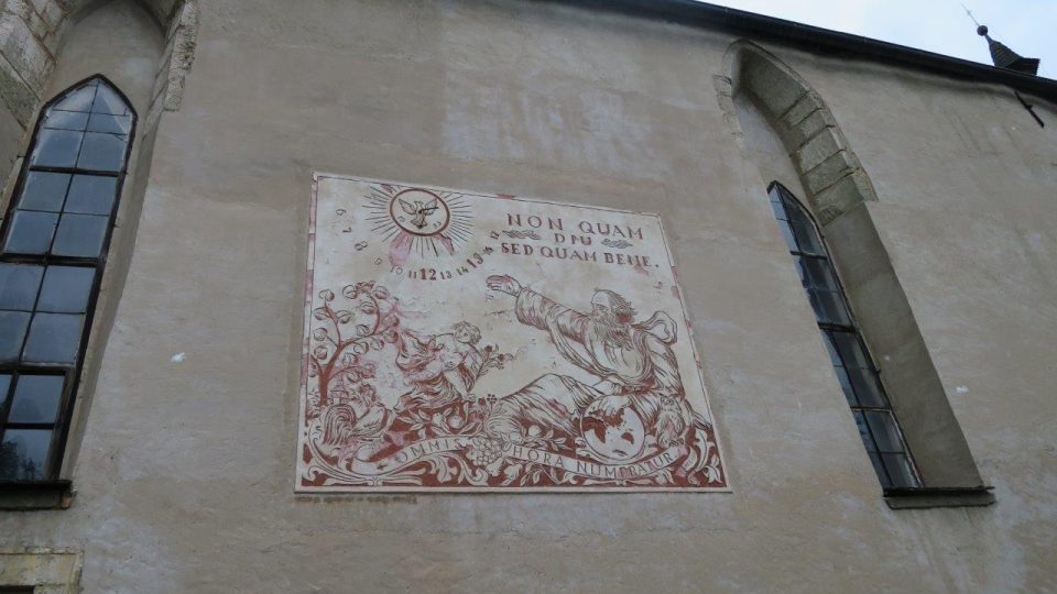Sluneční hodiny na jižní fasídě kostela pocházejí až z 20. století