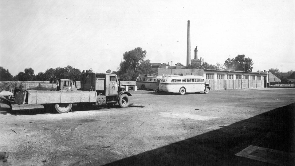 Garáže autobusů BMB nedaleko pardubického pivovaru během druhé světové války