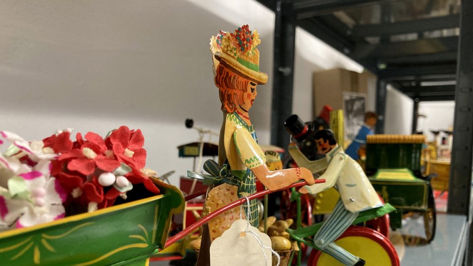 Je to poměrně velkorysý dar. Menší kousky jsou naceněné na 35 dolarů, největší na 15 tisíc