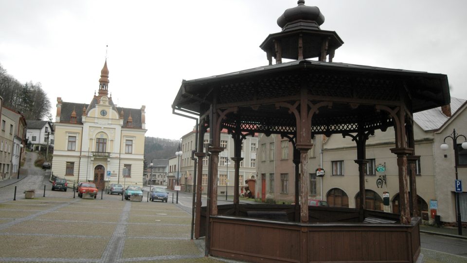 Ozdobou náměstí v Brandýse nad Orlicí je secesní radnice z roku 1902, kterou otevíral Alois Jirásek