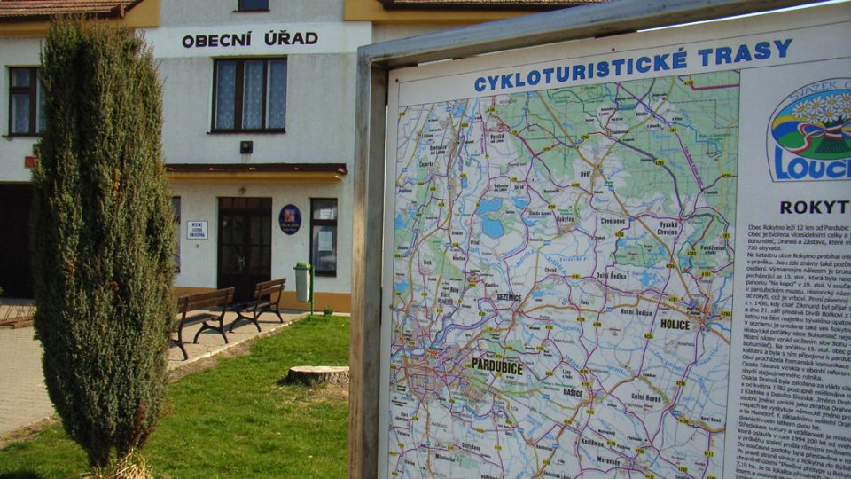 Rokytno - cyklotrasy Svazku obcí Loučná vedou rovnou kolem obecního úřadu