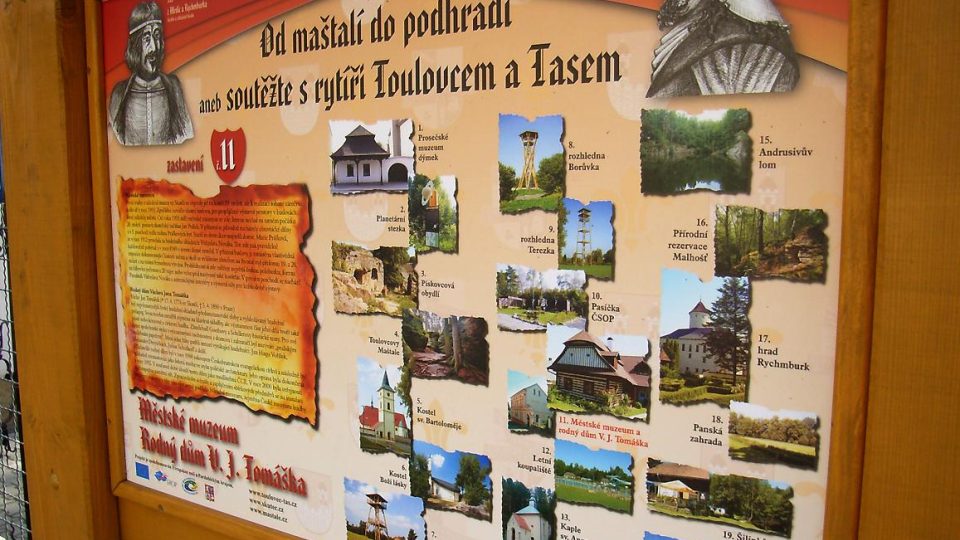 U každého z dvacítky zastavení turistické hry s rytíři Toulovcem a Tasem jsou originální informační panely