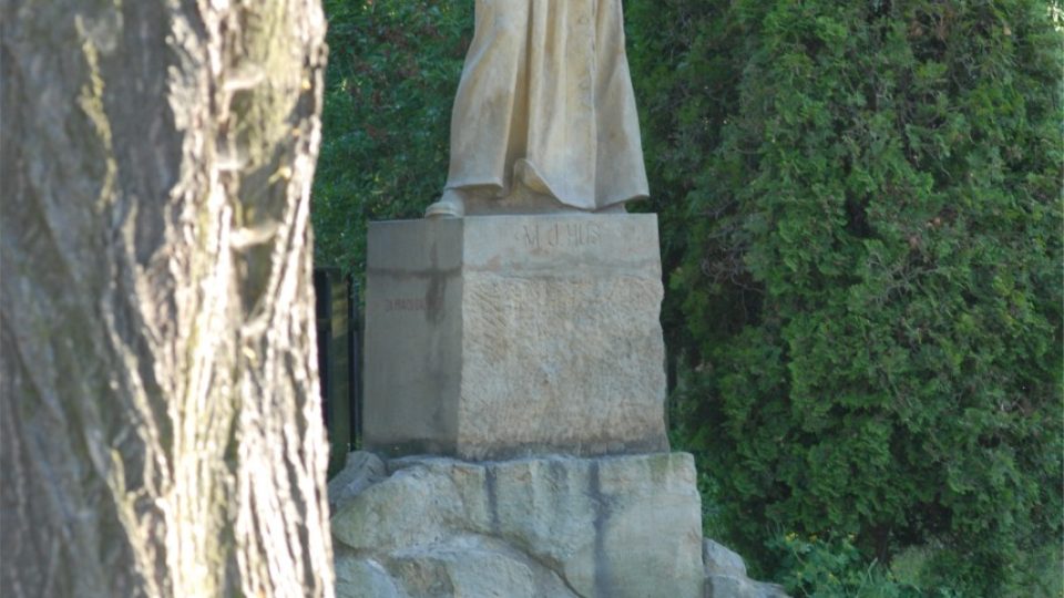 Pět metrů vysoká socha Mistra Jana Husa z roku 1912, zhotovená na podnět poslance V. Klofáče