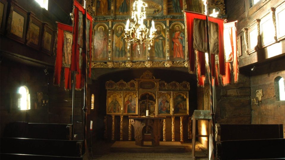 Původní interiér dřevěného kostelíka v Dobříkově