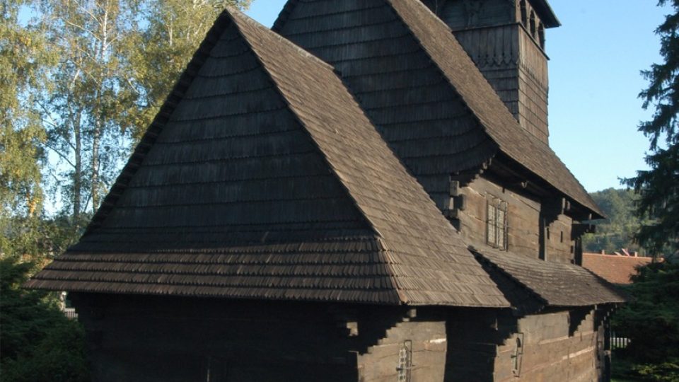 Vzácný dobříkovský kostel z roku 1669 je sroubený z ručně tesaných dubových kmenů