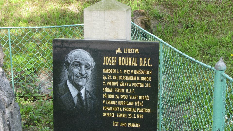 Památník Plk. Josefa Koukala D.F.C. v rodných Jenišovicích