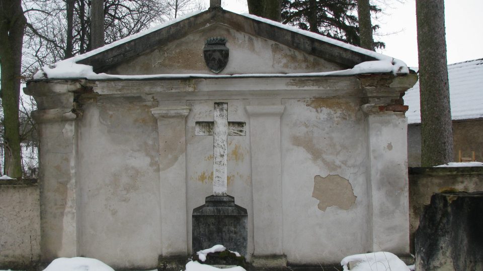 Hrobka rodiny Herzogenbergů, posledních majitelů zámku na místním hřbitově