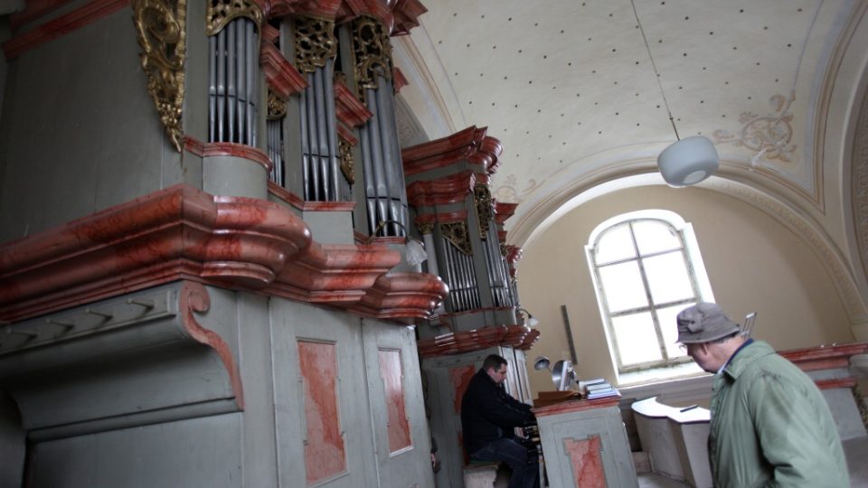 Lukáš Peška se posadil za varhany kostela v Moravském Karlově