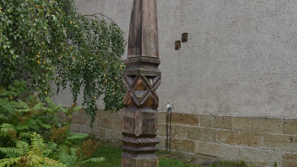 Kopjafa před kostelem v Horní Čermné připomíná první maďarské faráře
