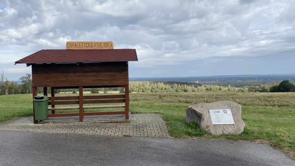 Chvaletická vyhlídka nabízí panoramatický rozhlad do kraje