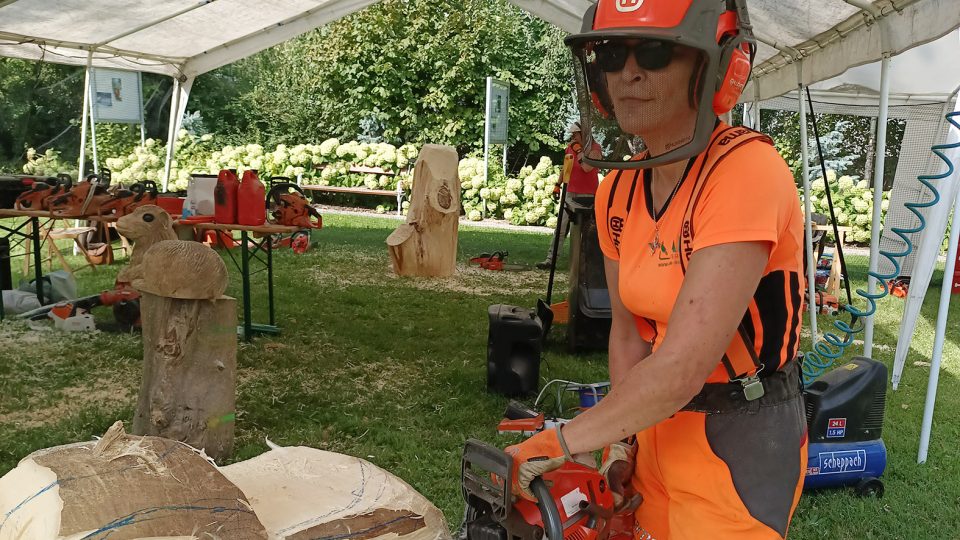 Hana Kaplanová ráda pracuje se dřevem