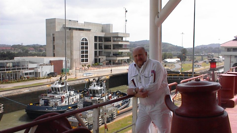 Zdeněk Chramosta na palubě při plavbě Panamským průplavem
