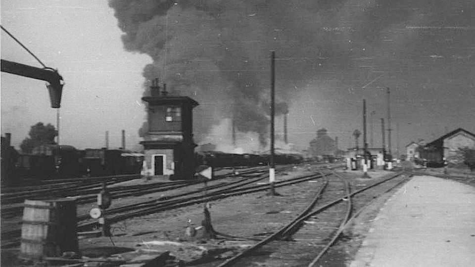 Nálet na Pardubice 24.8.1944  -nádraží a hořící rafinérie