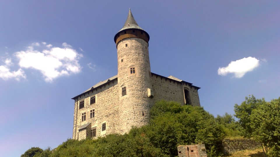 Dnešní podoba hradu Kunětická hora, který založil v 15. století Diviš Bořek z Miletínka