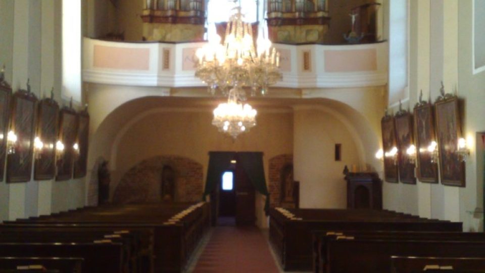 Interiér kostela Nejsvětější trojice v Sezemicích