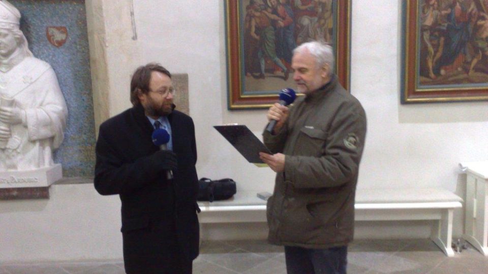 Vladimír Čech s Petrem Vorlem natáčí u hrobu Vojtěcha z Pernštejna Pardubická ohlédnutí