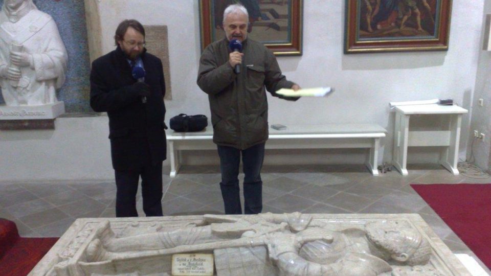 Vladimír Čech s Petrem Vorlem natáčí u hrobu Vojtěcha z Pernštejna Pardubická ohlédnutí