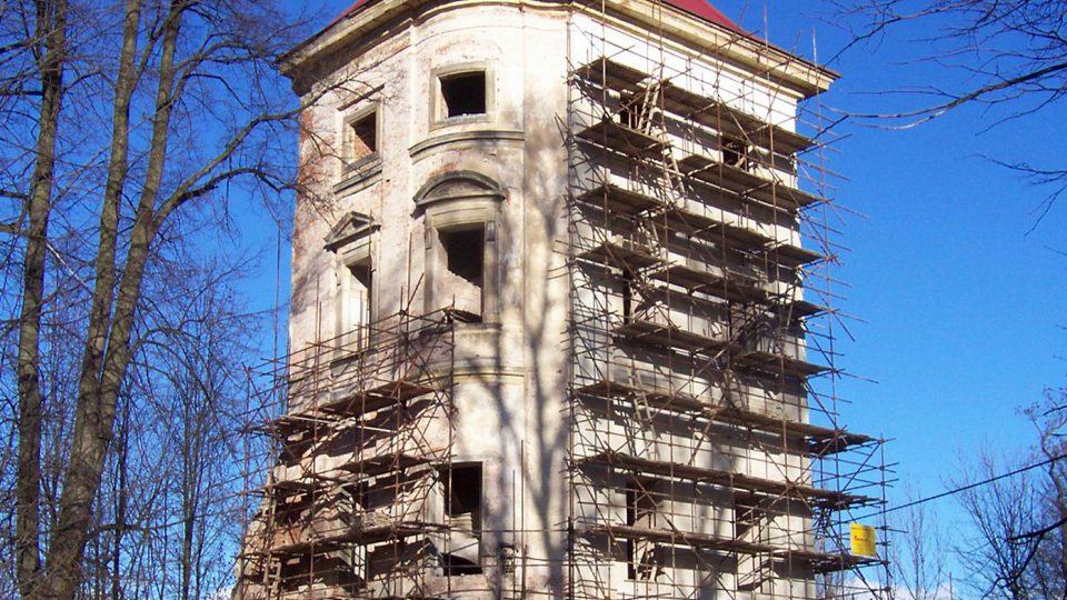 opravovaná zámecká věž (leden 2007) /Nový zámek u Lanškrouna/