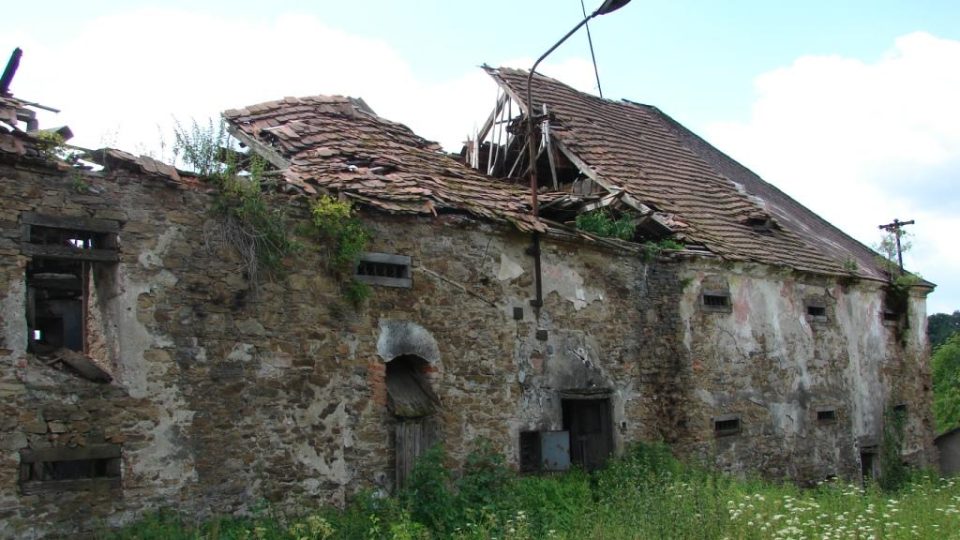 Zámek Moravany - propadlá střecha sýpky
