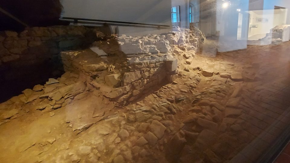 Jedna z expozic Regionálního muzea umožňuje návštěvníkům nahlédnout přímo na archeologické vykopávky na Zámeckém návrší