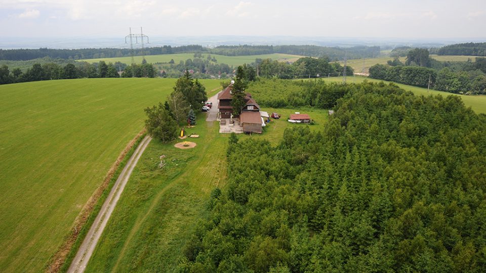 Výhled z rozhledny na Kozlovském kopci na Chatu Maxe Švabinského