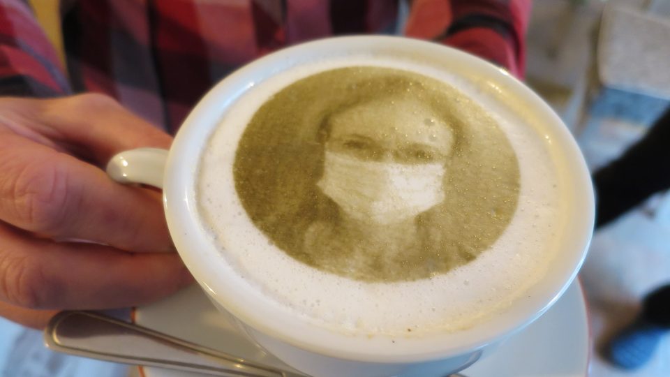 Italská káva s fotografií na povrchu mléčné pěny