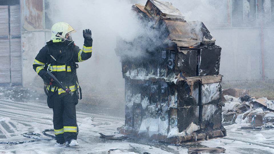 Hasiči zasahují u požáru haly v Černé za Bory - nejdříve musí hořící krabice vyvézt, následně je dohašují