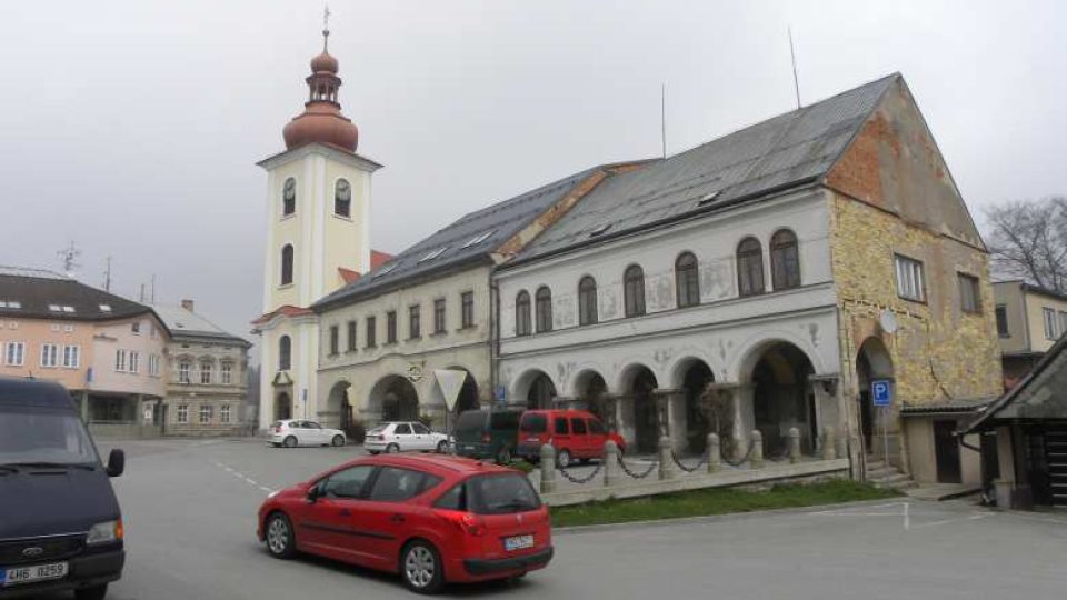 Rokytnice v Orl. horách - náměstí s kostelem