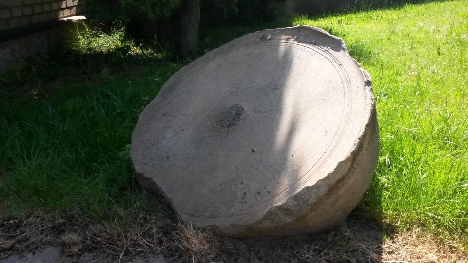 Mlýnský kámen používaný k drcení pyritové rudy