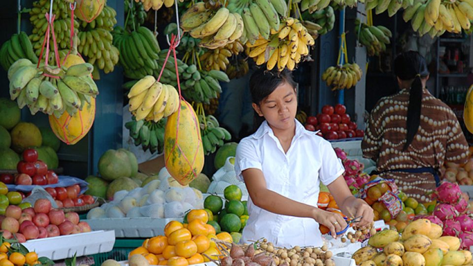 Prodavačka ovoce na trhu v Kambodži