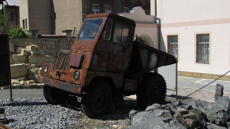 Vozidlo Dumper uvezlo až šest tun kamene