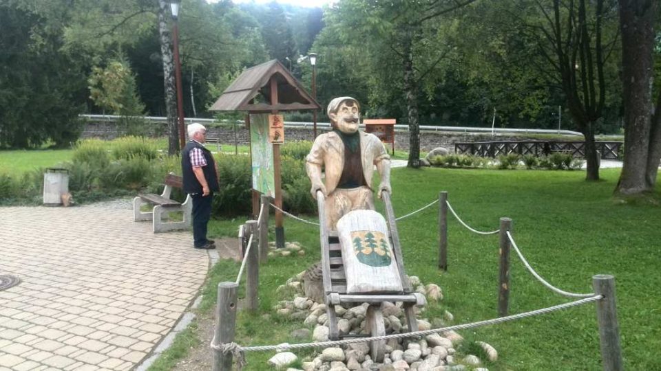Špindlerův Mlýn - socha mlynáře v městském parku na břehu Labe
