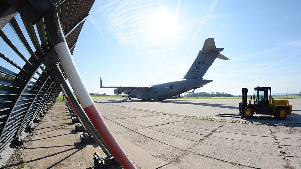 Letadlo C-17 Globemaster III na pardubickém letišti