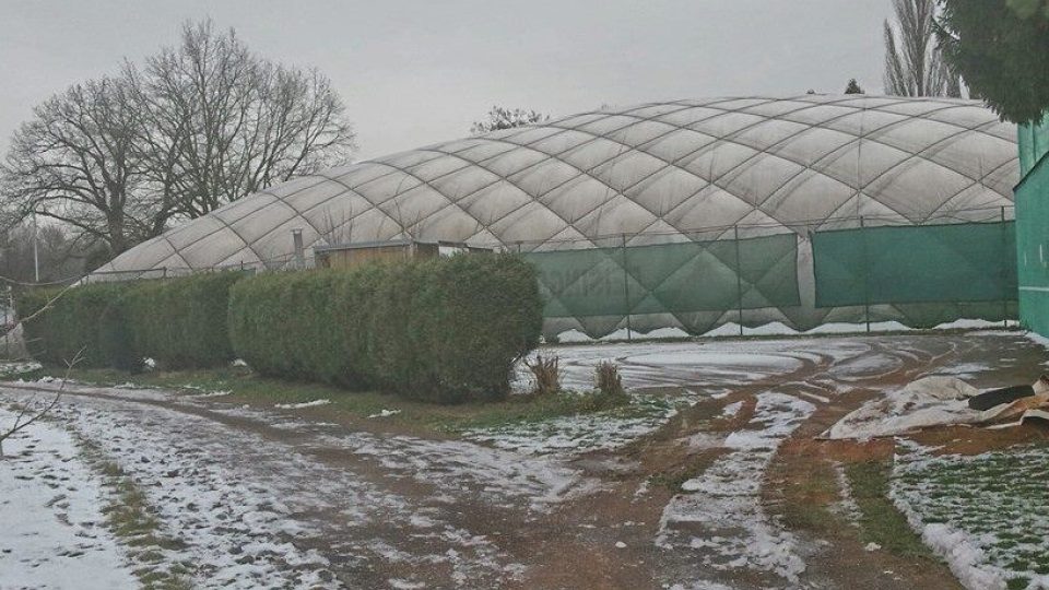 Nejstarší nafukovací tenisová hala spadá pod pardubický klub Pernštýn