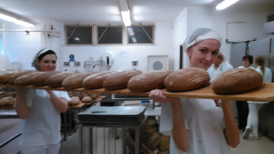 7 Foto J.Davidová Děvčata nesou upečený chleba do obchodu.jpg