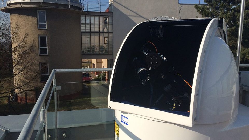 Robotický dalekohled předvádí nové planetárium v Hradci Králové