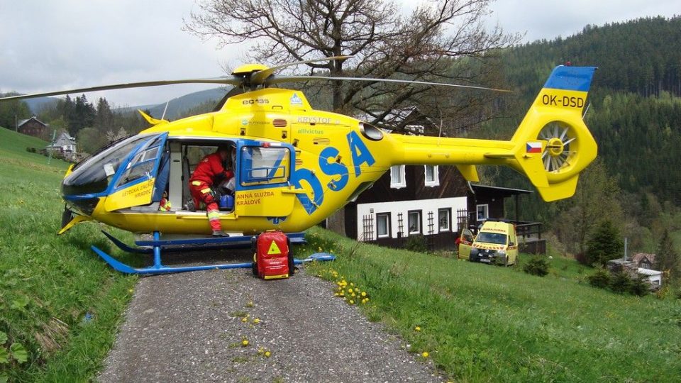 Přistání vrtulníku LZS při ošetřování pacienta v domácím prostředí