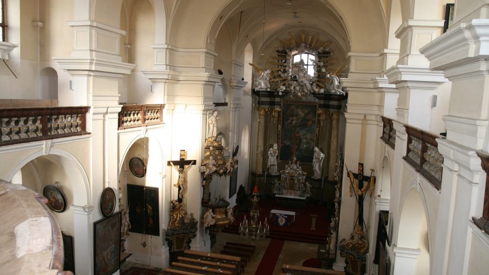 Pohled do lodi bysterského kostela sv. Jana Křtitele a Panny Marie Karmelské