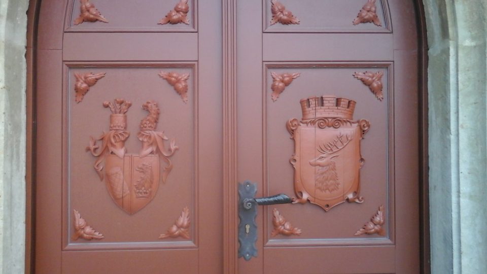 Dveře do kostela zdobí erby Bubnů z Litic a města Horní Jelení