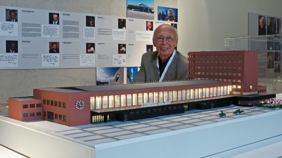 Architekt Miroslav Řepa s modelem pardubického nádraží