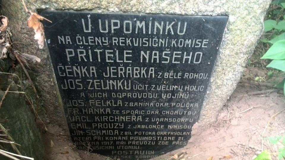 Pomníček obětem neštěstí přívozu ve Valech u Přelouče