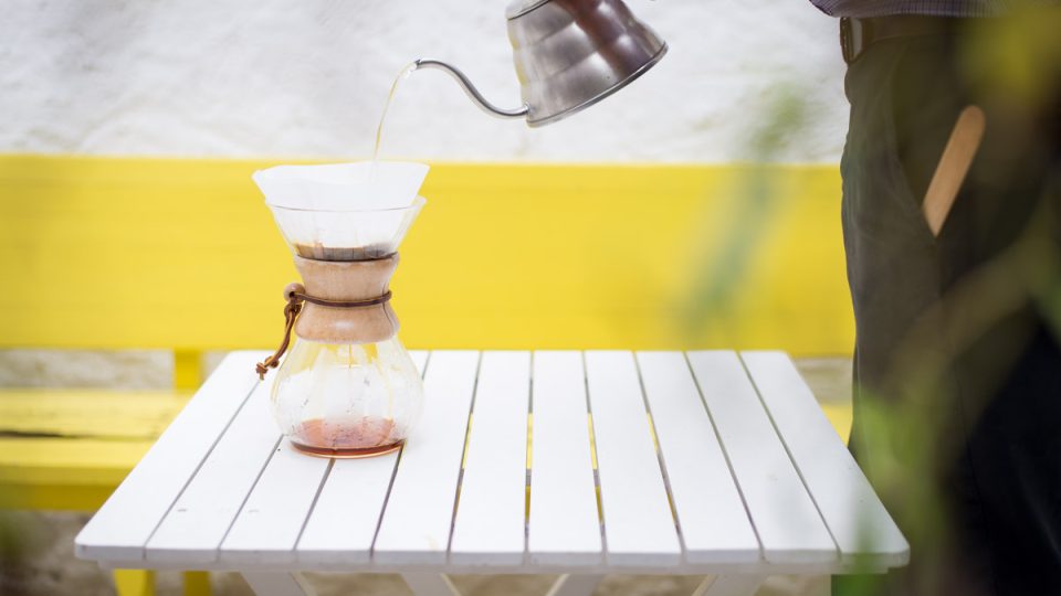 Chemex je léty prověřená a designově dokonalá "karafa" na přípravu kávy